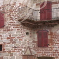 MEYSSAC - maison du XVIIe siècle : balcon en encorbellement du XIXe siècle