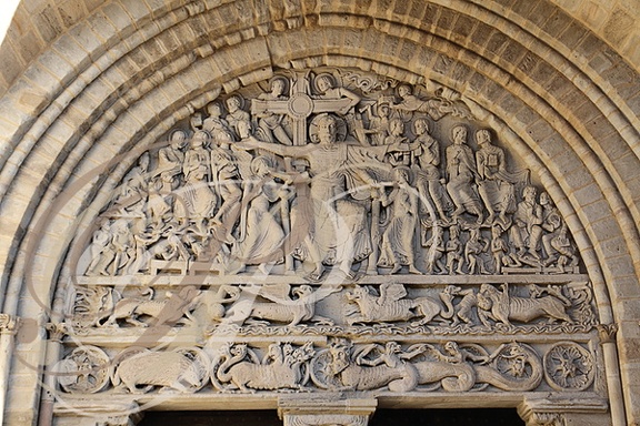 BEAULIEU-SUR-DORDOGNE - église Saint-Pierre : le portail méridional  (le tympan - détail de haut en bas : le ciel, la terre et l'enfer)