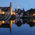 BEAULIEU-SUR-DORDOGNE - vue de nuit : chapelle des Pénitents et restaurant "Les Flots Bleus"