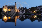 BEAULIEU-SUR-DORDOGNE - vue de nuit : chapelle des Pénitents et restaurant "Les Flots Bleus"