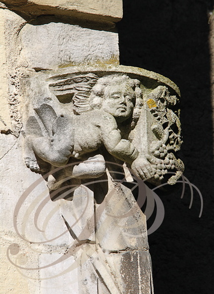 BEAULIEU-SUR-DORDOGNE -  La Maison Renaissance (musée) : façade (détail : ange et pampre de vigne)