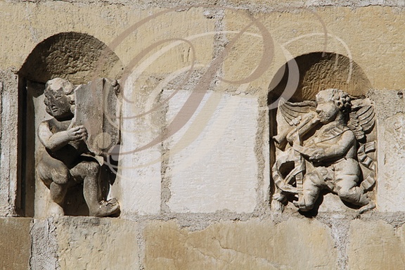 BEAULIEU-SUR-DORDOGNE -  La Maison Renaissance (musée) : façade (détail : anges - l'un présentant un écu et l'autre sonnant du clairon)