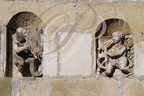 BEAULIEU-SUR-DORDOGNE -  La Maison Renaissance (musée) : façade (détail : anges - l'un présentant un écu et l'autre sonnant du clairon)
