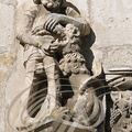 BEAULIEU-SUR-DORDOGNE -  La Maison Renaissance (musée) : façade (détail : homme ouvrant la gueule d'un lion)
