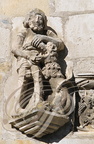 BEAULIEU-SUR-DORDOGNE -  La Maison Renaissance (musée) : façade (détail : homme ouvrant la gueule d'un lion)