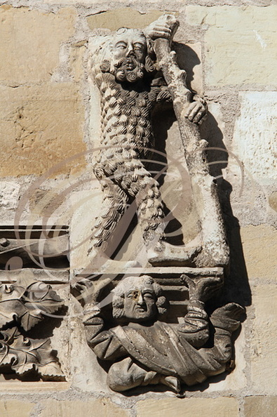 BEAULIEU-SUR-DORDOGNE -  La Maison Renaissance (musée) : façade (détail : l'homme sauvage)