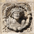 BEAULIEU-SUR-DORDOGNE -  La Maison Renaissance (musée) : façade (détail : portrait de Gilllet de Hautefort))