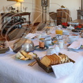BRIVEZAC (près de Beaulieu-sur-Dordogne) - Château de LA GRÈZE (chambres et table d'hôtes) : petit déjeuner servi dans la salle à manger 