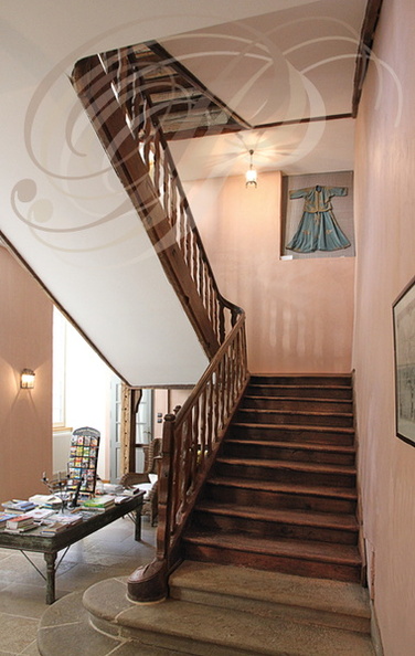 BRIVEZAC_chateau_de_LA_GREZE_escalier_d_acces_aux_chambres.jpg