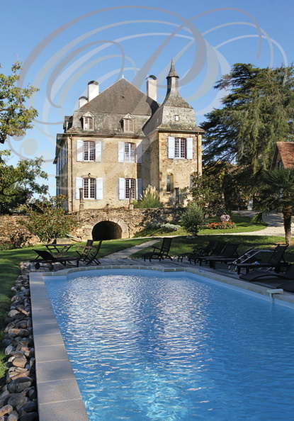 BRIVEZAC_chateau_de_LA_GREZE_facade_sud_vue_de_la_piscine.jpg