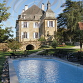 BRIVEZAC (près de Beaulieu-sur-Dordogne) - Château de LA GRÈZE (chambres et table d'hôtes) :  façade sud (vue de la piscine)