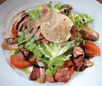 Salade Terroir : gésiers, magret fumé et foie gras de CANARD, cerneaux de noix (Brassserie "Les voyageurs" à  Beaulieu-sur-Dordogne - 19)