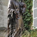 BEAULIEU-SUR-DORDOGNE - place de la Bridolle : statue de la Vierge vénérée au 15 août en accrochant des grappes de raisin à sa main et à celle de l'Enfant Jésus