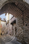BEAULIEU-SUR-DORDOGNE - porte de La Chapelle vue de l'extérieure de la ville médiévale (emplacement de la herse à l'intérieur du mur)