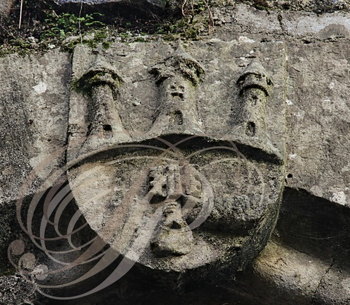 BEAULIEU-SUR-DORDOGNE - blason de la ville sculpté dans la pierre au XIVe siècle