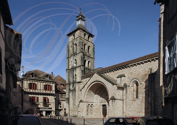 BEAULIEU-SUR-DORDOGNE - église Saint-Pierre  et son tympan roman - place du marché