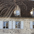 BEAULIEU-SUR-DORDOGNE - place Marbot (anciennement place de la barbacane) : maison du Bessol (XVIIe siècle)  lucarnes de style Louis XIII - héberge actuellement l'Office du Tourisme
