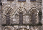 BEAULIEU-SUR-DORDOGNE - église Saint-Pierre : façade ouest (triplet gothique surmontant le porche)