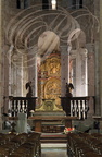 BEAULIEU-SUR-DORDOGNE - église Saint-Pierre : le sanctuaire au premier plan encadré d un chancel du XVIIe siècle - au fond : la chapelle axiale et le retable de Notre-Dame en bois doré du XVIIe siècle)