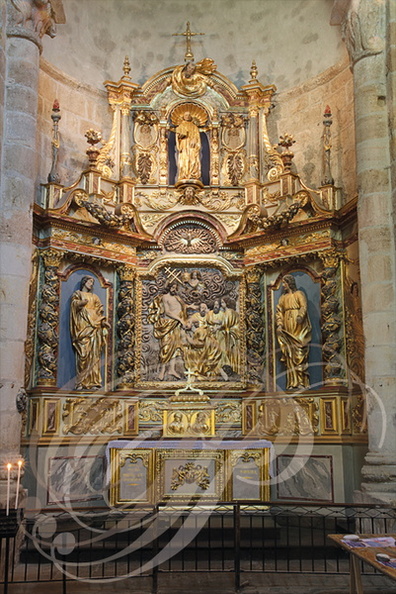 BEAULIEU-SUR-DORDOGNE - église Saint-Pierre : le transept sud (retable en bois doré du XVIIe siècle consacré à saint Pierre et aux martyrs Prime et Félicien)