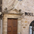 BEAULIEU-SUR-DORDOGNE - place du Marché : porte du XVIIIe siècle