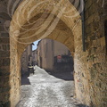 BEAULIEU-SUR-DORDOGNE - rue Sainte-Catherine : Porte Sainte-Catherine (XIIe siècle) - arcs briss et en plein cintre