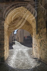 BEAULIEU-SUR-DORDOGNE - rue Sainte-Catherine : Porte Sainte-Catherine (XIIe siècle) - arcs briss et en plein cintre