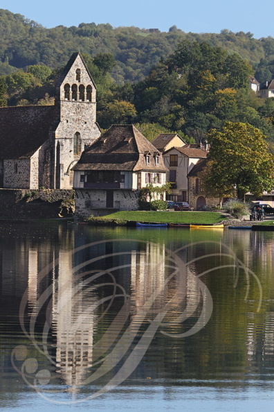 BEAULIEU_SUR_DORDOGNE_chapelle_des_Penitents_reflet_dans_le_plan_d_eau_de_la_Dordogne.jpg