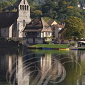 BEAULIEU-SUR-DORDOGNE - chapelle des Pénitents : reflet dans le plan d'eau de la Dordogne
