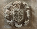 BEAULIEU-SUR-DORDOGNE - chapelle des Pénitents : blason sculpté dans la pierre