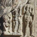 BEAULIEU-SUR-DORDOGNE - église Saint-Pierre : le portail méridional (détail du contrefort gauche représentant trois péchés capitaux : la gourmandise, l'avarice et la luxure)