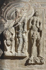 BEAULIEU-SUR-DORDOGNE - église Saint-Pierre : le portail méridional (détail du contrefort gauche représentant trois péchés capitaux : la gourmandise, l'avarice et la luxure)