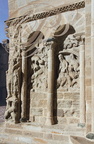 BEAULIEU-SUR-DORDOGNE - église Saint-Pierre : le portail méridional (détail du mur latéral ouest : histoire du prophète Daniel dans la fosse aux lions)