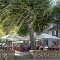 BEAULIEU-SUR-DORDOGNE - place du Champ de Mars : terrasse de la Brasserie "Les Voyageurs"
