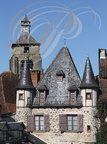 BEAULIEU-SUR-DORDOGNE - place Marbot : maison à tourelles et toiture d'ardoises - au fond : la tour de l'église Saint-Pierre