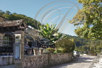 BEAULIEU-SUR-DORDOGNE - restaurant "Les Flots Bleus" : la terrasse au bord de la Dordogne