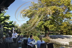 BEAULIEU-SUR-DORDOGNE - restaurant "Les Flots Bleus" : la terrasse dominant les berges de la Dordogne  