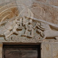 BEAULIEU-SUR-DORDOGNE - église Saint-Pierre (bras sud du transept) : liinteau de porte sculpté dans la pierre