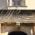 BEAULIEU-SUR-DORDOGNE - boulevard Rodolphe de Turenne : Institution Sévigné (ancien couvent des Ursulines) -  bucrane : linteau sculpté de crânes de boeufs et végétaux (style Renaissance)