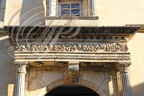 BEAULIEU-SUR-DORDOGNE - boulevard Rodolphe de Turenne : Institution Sévigné (ancien couvent des Ursulines) -  bucrane : linteau sculpté de crânes de boeufs et végétaux (style Renaissance)