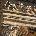 BEAULIEU-SUR-DORDOGNE - boulevard Rodolphe de Turenne : Institution Sévigné (ancien couvent des Ursulines) -  bucrane : linteau sculpté de crânes de boeufs et végétaux (style Renaissance) détail