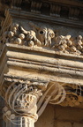 BEAULIEU-SUR-DORDOGNE - boulevard Rodolphe de Turenne : Institution Sévigné (ancien couvent des Ursulines) -  bucrane : linteau sculpté de crânes de boeufs et végétaux (style Renaissance) détail