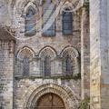 BEAULIEU-SUR-DORDOGNE - église Saint-Pierre : le porche oriental surmonté de deux rangées de triplets gothiques (place de la Bridolle)