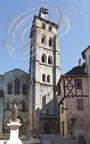 BEAULIEU-SUR-DORDOGNE - église Saint-Pierre :  la tour quadrangulaire du XIVe siècle et le porche oriental (place de la Bridolle)