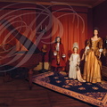 BEAULIEU-SUR-DORDOGNE -  La Maison Renaissance (musée) : XVIIe siècle (couple en costume Louis XIII - la petite fille porte une coiffure à la Fontange à la mode à la cour de Louis XIV)