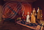 BEAULIEU-SUR-DORDOGNE -  La Maison Renaissance (musée) : XVIIe siècle (couple en costume Louis XIII - la petite fille porte une coiffure à la Fontange à la mode à la cour de Louis XIV)