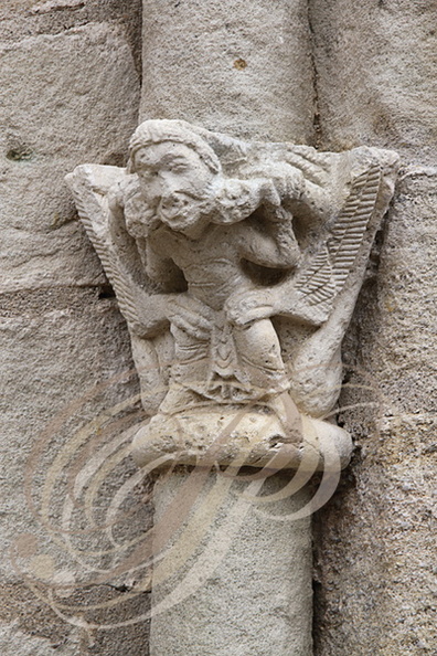 LA CHAPELLE-AUX-SAINTS - église Saint-Namphaise (XIIe siècle) : chapiteau d'une cololonne encadrant le portail (deux oiseaux enserrant un homme)