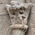 LA CHAPELLE-AUX-SAINTS - église Saint-Namphaise (XIIe siècle) : chapiteau d'une cololonne encadrant le portail (deux oiseaux enserrant un homme)