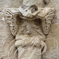 LA CHAPELLE-AUX-SAINTS - église Saint-Namphaise (XIIe siècle) : chapiteau d'une cololonne encadrant le portail (oiseaux tenant dans son bec une couronne de perles)