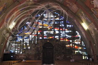 ALBAN - église Notre-Dame : vitrail occupant la façade opposée au chevet